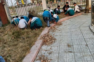 Thầy và trò Trường THCS Trịnh Xá lao động trồng cây đầu năm
