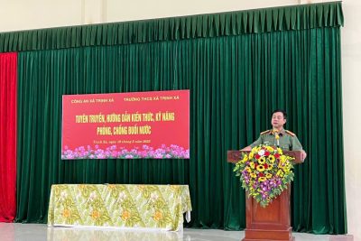 TRƯỜNG THCS TRỊNH XÁ PHỐI HỢP VỚI CÔNG AN TỈNH VÀ CÔNG AN XÃ TRINHJ XÁ TUYÊN TRUYỀN PHÒNG CHỐNG ĐUỐI NƯỚC CHO HỌC SINH