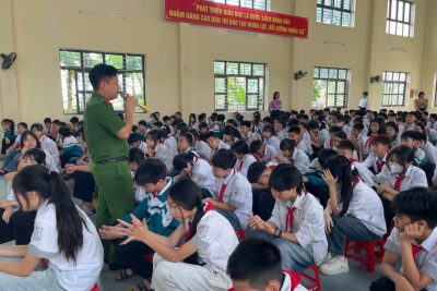 TRƯỜNG THCS TRỊNH XÁ PHỐI HỢP VỚI CÔNG AN VÀ TRẠM Y TẾ PHƯỜNG LIÊM TUYỀN TỔ CHỨC TUYÊN TRUYỀN PHÒNG CHỐNG MA TÚY VÀ ĐUỐI NƯỚC CHO CÁC EM HỌC SINH